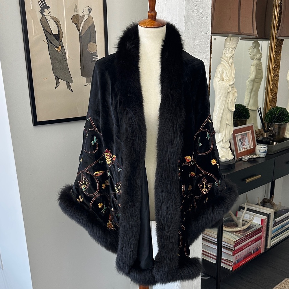 Unbranded Black Fur Trimmed Cape with Metallic Thread Embroidery - Picture 2 of 12
